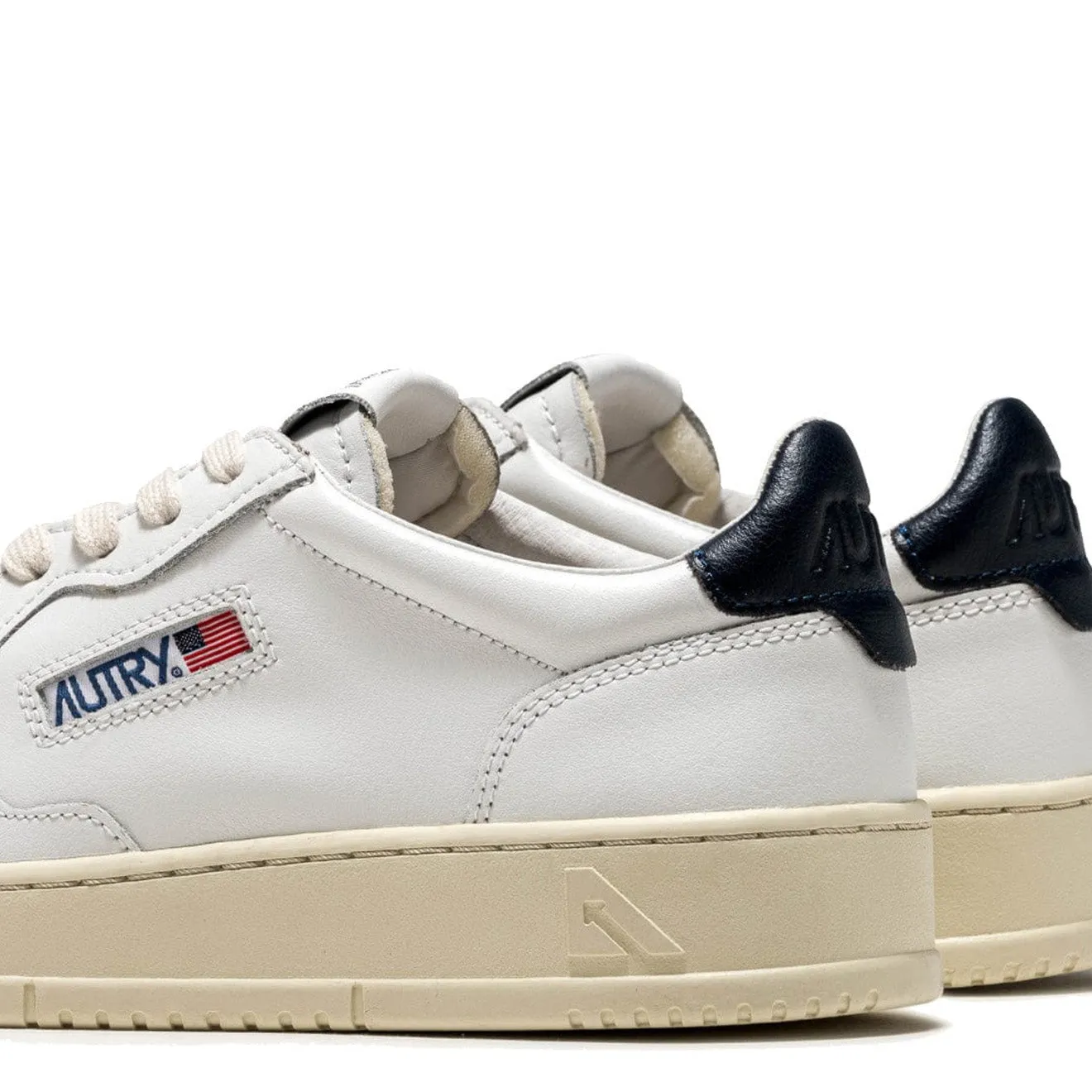 Autry Womens Medalist Low Leather Trainers White / Space