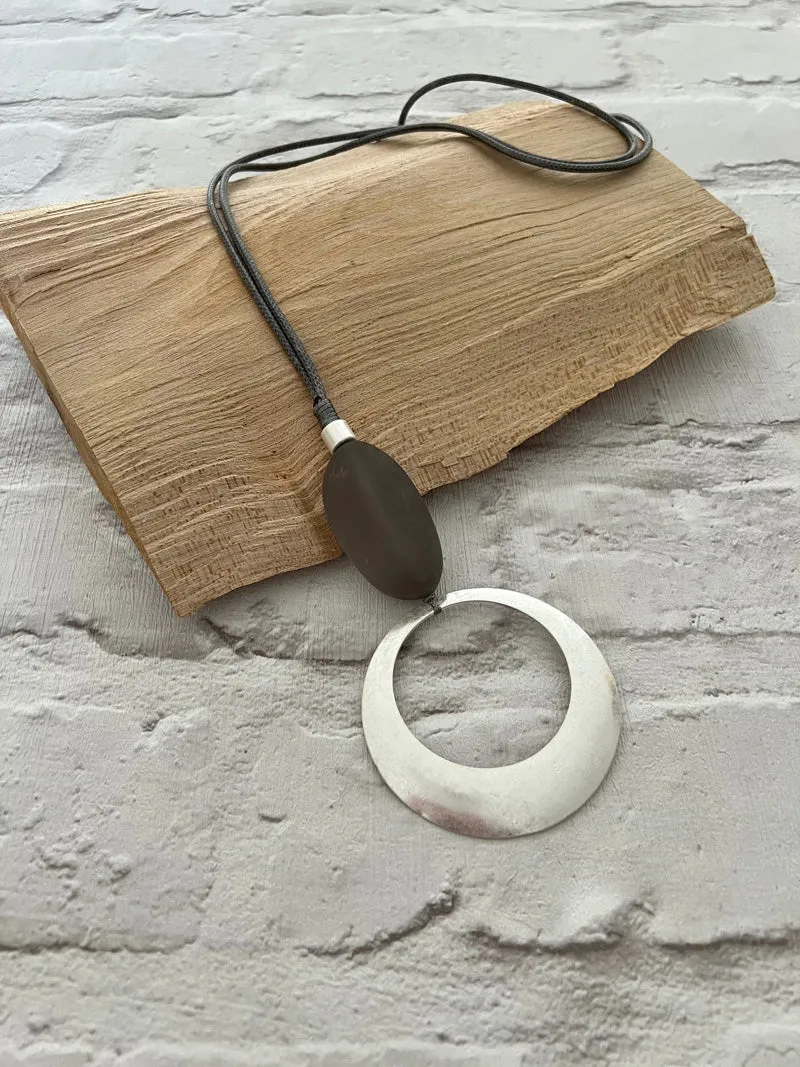 Circle Pendant Necklace Silver/Grey