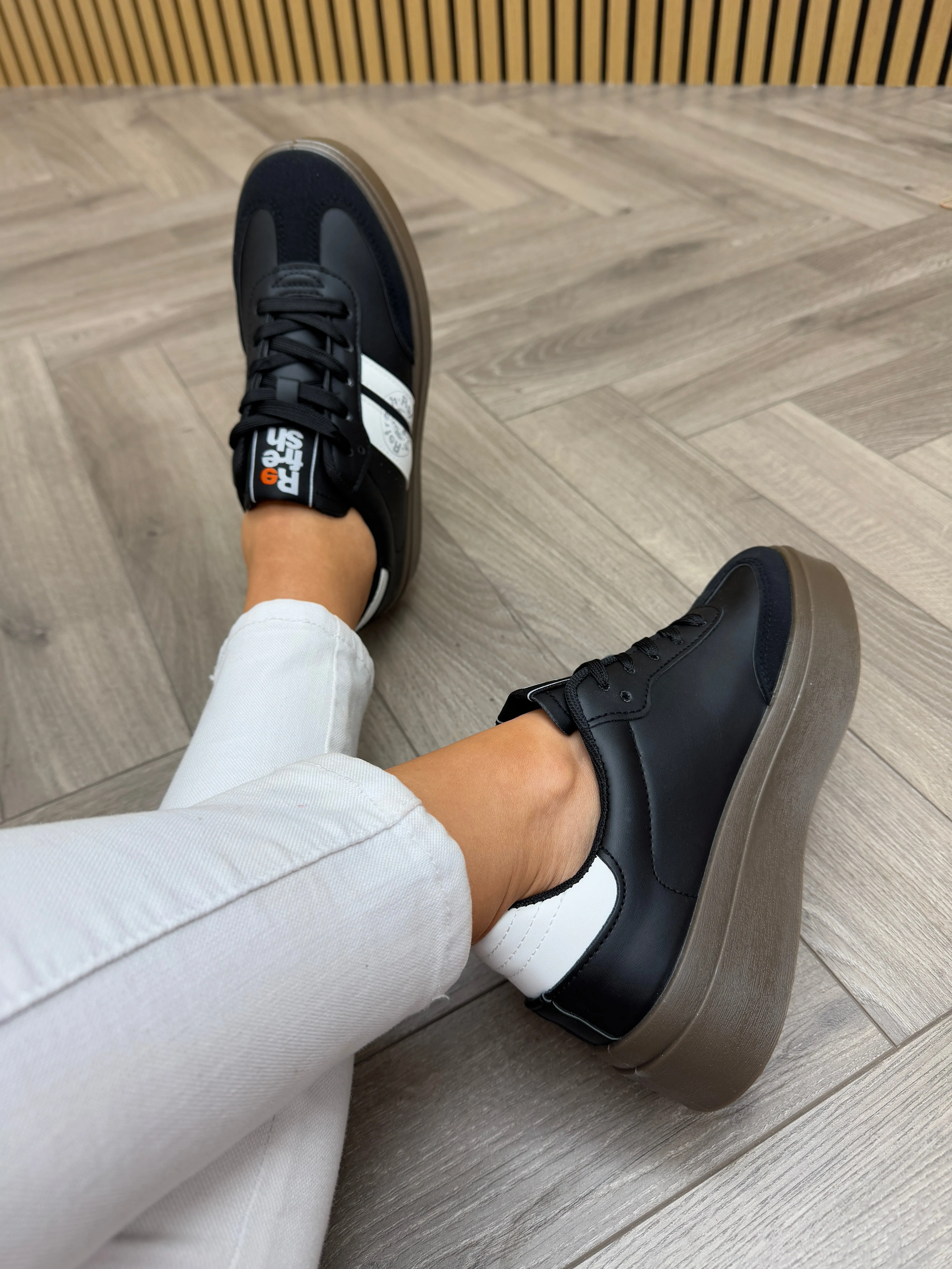 Refresh (SS25) Platform Trainer with White Stripes 172819 - Negro (R21)
