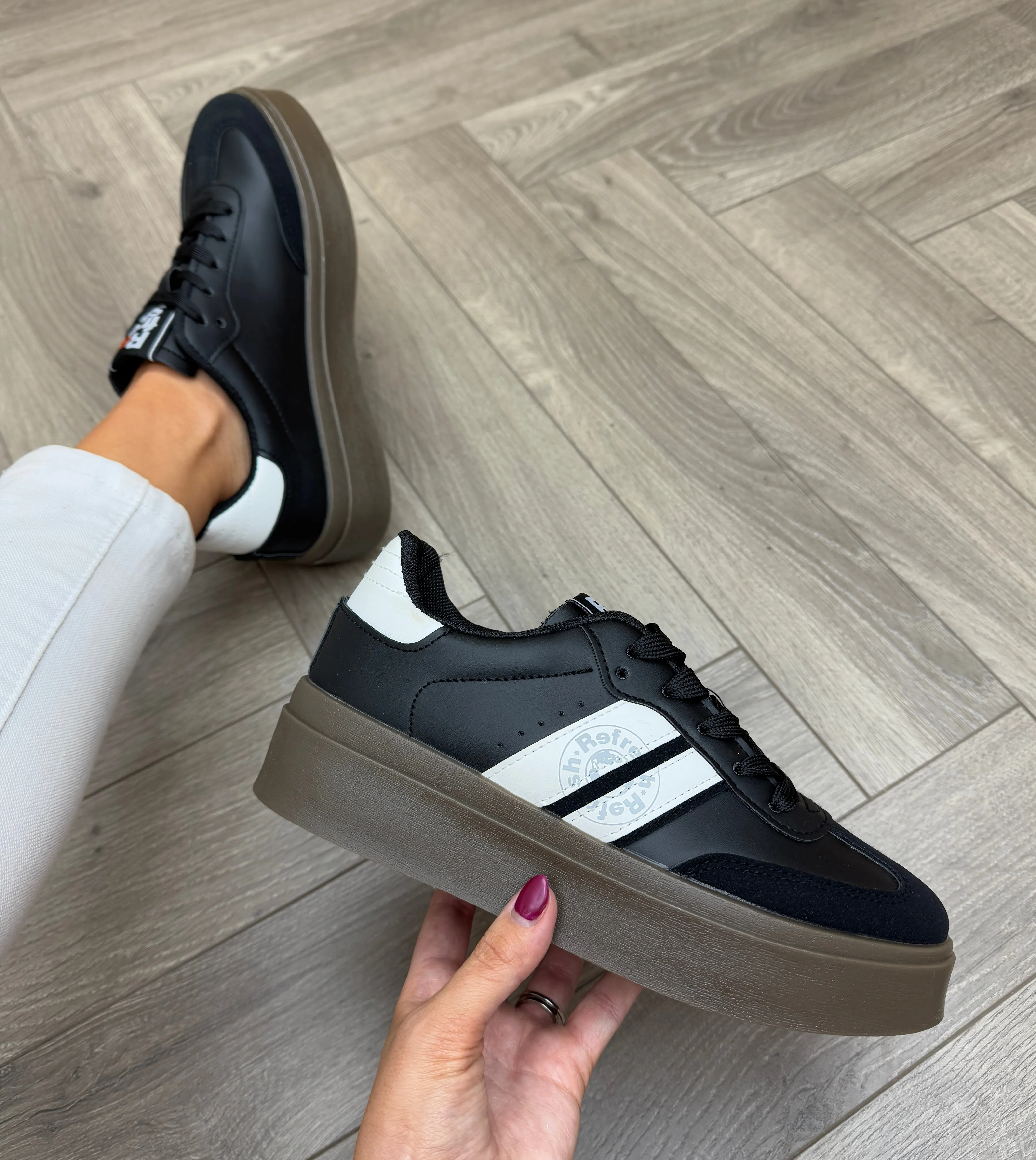 Refresh (SS25) Platform Trainer with White Stripes 172819 - Negro (R21)