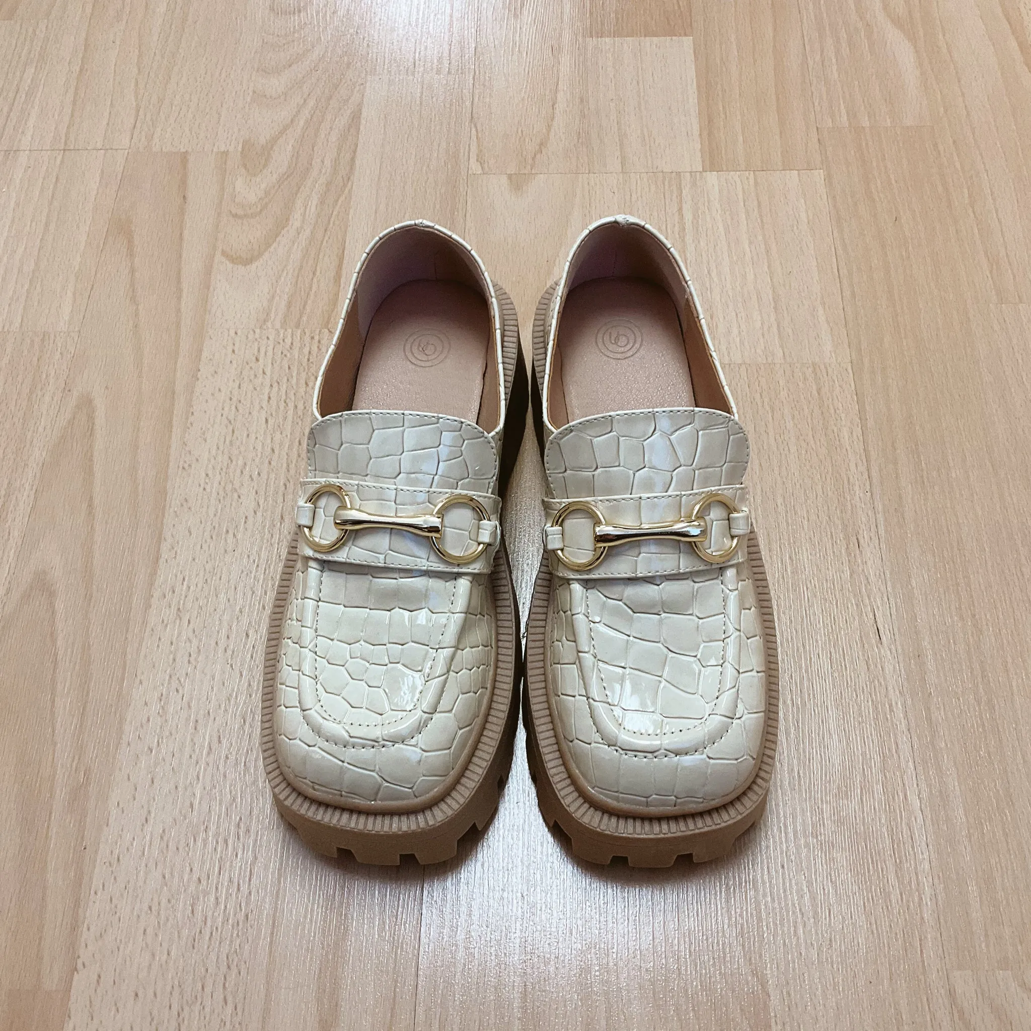Urban Outfitters Shoe Size 6 Cream Crocodile Consignment Ladies Loafers