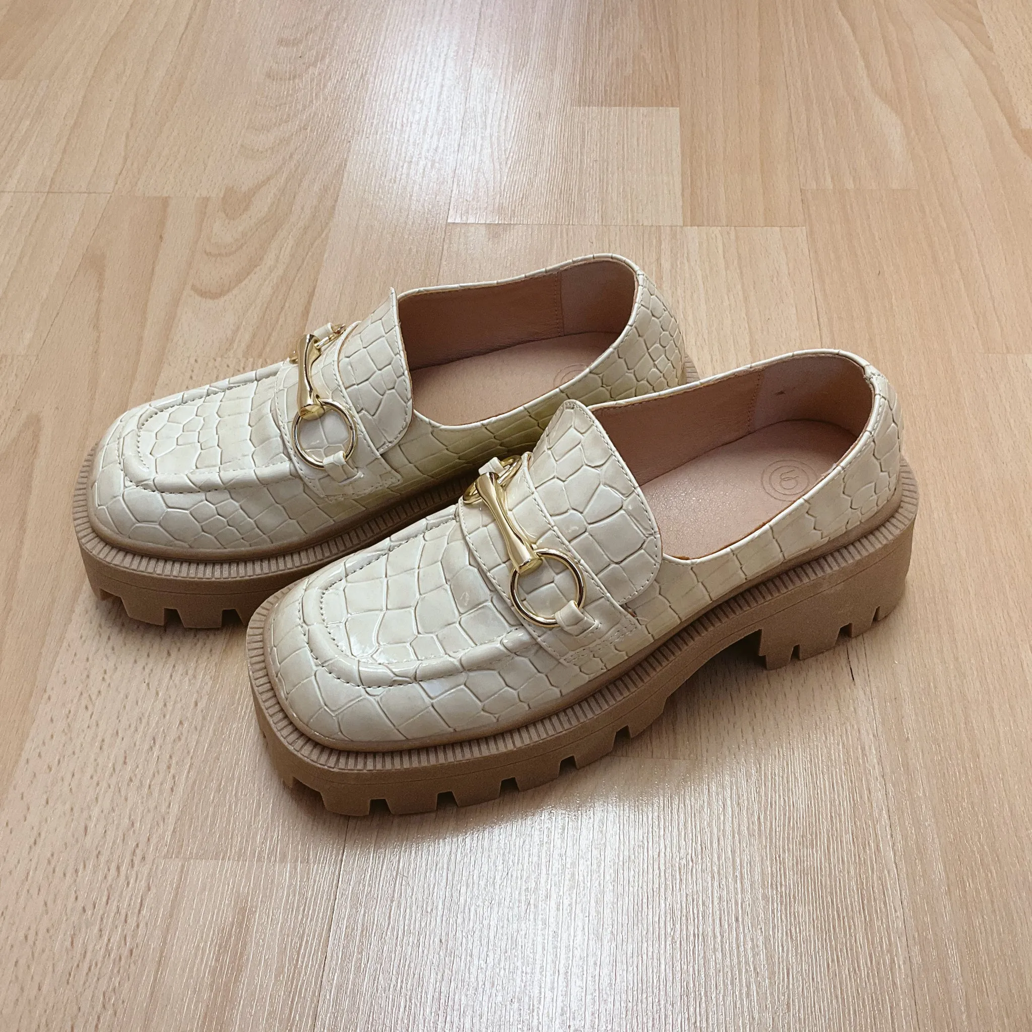 Urban Outfitters Shoe Size 6 Cream Crocodile Consignment Ladies Loafers