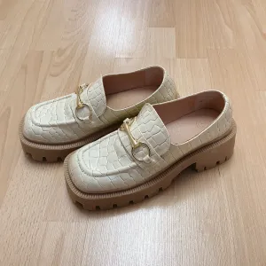 Urban Outfitters Shoe Size 6 Cream Crocodile Consignment Ladies Loafers
